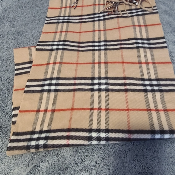 Burberry liked scarf - Picture 3 of 3